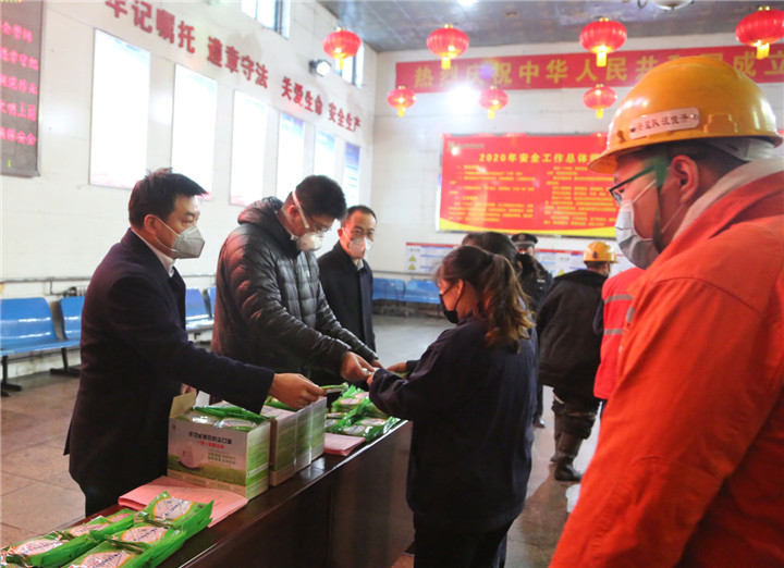 1、该矿相关负责人为大家发放口罩等防护用品.jpg